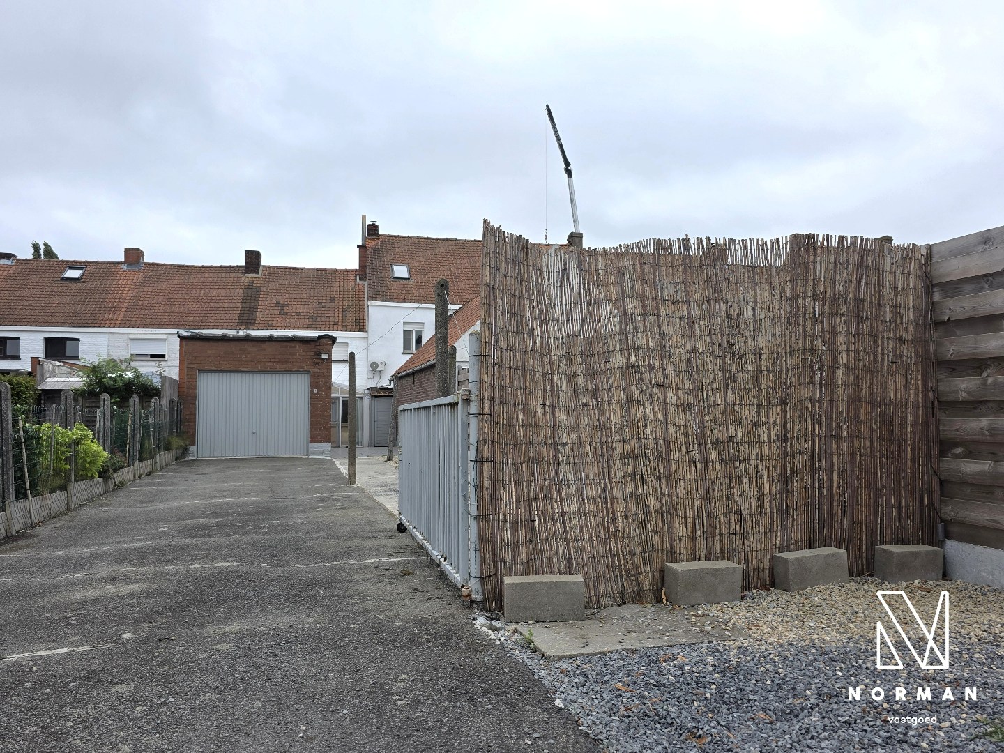 Centraal gelegen te renoveren woning te Kuurne met grote garage en uitweg achteraan het perceel. - foto 2