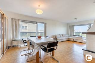 <p><span>Lichtrijk hoek-appartement met 3 slaapkamers en riante terrassen "with a view"!</span></p><p><span>Dit instapklaar appartement van maar liefst 129m² ligt op de 11</span><span><sup>de</sup></span><span> verdieping van een gebouw op het uiteinde van de gerenommeerde Fruithoflaan. Zodoende geniet u vanuit haast elke ruimte van een prachtig en groen uitzicht zonder enige inkijk. Op deze toplocatie zijn winkels, horeca, scholen, parken, sportfaciliteiten, openbaar vervoer en belangrijke invalswegen steeds vlakbij, net als het bruisende stadsleven. Het appartement werd doorheen de jaren grondig opgewaardeerd en heeft mede dankzij de recente HR ramen een zéér gunstig EPC (B/120). Kortom, een appartement waar authenticiteit en karakter hand in hand gaat met hedendaags comfort.</span></p><p><span> </span></p><p><span>Inkomhal, leefruimte & keuken:</span></p><p><span>U betreedt het appartement via de inkomhal met veiligheidsdeur, videofoon en grote ingemaakte kastenwand. De prachtige blokjesparket met sierlijst valt meteen in het oog en vindt u ook in de leefruimte terug. Met dank aan de hoekligging is de natuurlijke lichtinval in de woonkamer (ca.35m²) alomtegenwoordig en kijkt u uit op de magnifieke Antwerpse skyline. De recente keuken op XL-tegelvloer ligt aanpalend en is voorzien van een granieten werkblad en kwalitatieve toestellen (inductievuur, dampkap, oven, vaatwasser en koelkast). </span></p><p><span> </span></p><p><span>Nachthal, bergingen, wasruimte, toilet, badkamer & slaapkamers:</span></p><p><span>De nachthal, eveneens op parket, herbergt 2 praktische bergingen, een aparte wasruimte en een gastentoilet met handenwasser. De oogstrelende badkamer is geheel betegeld in marmer en omvat een ligbad/regendouche combinatie, dubbel wasmeubel, spiegelkast met ledverlichting, handdoekradiator en een extra toilet. Het appartement telt 3 volwaardige slaapkamers (ca. 10, 12,5 en 15m²) die allen aan de nog rustigere achterzijde liggen en rechtstreekse toegang bieden tot het terras.</span></p><p><span> </span></p><p><span>Terrassen & kelder:</span></p><p><span>Met een uitgestrekte terras aan de voorzijde (28,5m²) en een omvangrijk terras aan de achterzijde (15m²) kan u steeds in alle rust genieten van zon en schaduw, vergezeld van een feeëriek en groen uitzicht. Het is de perfecte plek om na een drukke werkdag even uit te blazen of gezellig te aperitieven, gevolgd door een lekker diner. Een droge, privatieve kelderberging is inbegrepen. </span></p><p><span> </span></p><p><span>Extra troeven: </span></p><p><span>- Mobiscore: 9,2/10</span></p><p><span>- 129 m² cfr EPC</span></p><p><span>- Gunstig EPC 120/B</span></p><p><span>- HR ramen (ca. 2022)</span></p><p><span>- Instapklaar</span></p><p><span>- Terrassen (43,5m² met panoramisch uitzicht)</span></p><p><span>- Zonnepanelen GD</span></p><p><span>- Kelder</span></p><p><span> </span></p>