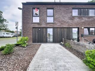 LIGGING:Dankzij de centrale ligging bereik je op wandelafstand makkelijk winkels en scholen. Geniet hier ook van alle vlotte verbindingen die Eeklo te bieden heeft. INDELING:Gelijkvloers: inkomhal met gastentoilet - open leefruimte - geïnstalleerde keuken (inductie(!)kookplaat, dampkap, vaatwas, oven, microgolf, frigo) - wasplaats/berging - tuin met tuinhuis.Eerste verdieping: badkamer (wastafel, spiegel, ruime inloopdouche), 3 slaapkamers, toilet.Tweede verdieping: afgewerkte zolderkamer.EXTRA INFO:De woning is beschikbaar vanaf 01-08-2026. In samenspraak met de vorige huurder kan dit eventueel ook vroeger.De verwarming is voorzien op basis van gas.Hier kan je genieten van een heel energiezuinige woning (EPC A) + de aanwezigheid van zonnepanelen wat interessant is voor de energiefactuur! De woning is volledig geschilderd. Via het terras en de tuin kan je genieten van aangename buitenmomenten. Op de oprit is er ruimte voorzien om je wagen te parkeren, alsook veel open parkeerplaats naast de woning. De zolderkamer valt vrij in te richten, veel mogelijkheden. Aanwezigheid van regenwater!BEZOEKAANVRAAG:Interesse om deze woning te bezoeken? Vraag dan zeker je bezoek aan via MijnHuurprofiel! Bekijk ook zeker de VR-tour die voorhanden is op de website van Dewaele!