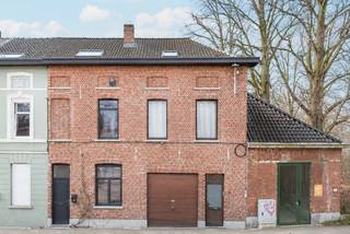 Zoek je een compacte woning om volledig naar eigen smaak in te richten? Deze woning biedt enorm veel potentieel! Je woont hier rustig en groen, vlak naast het historische Groot Begijnhof Sint‑Elisabeth, met station Gent‑Dampoort, winkels en openbaar vervoer op wandelafstand.<br /><br /><u><strong>BEZOEKMOMENT ZATERDAG 27 JUNI – SCHRIJF U NU IN VIA 0465 08 41 48!</strong></u><br /><br />De woning beschikt over een aparte inkomhal, een gezellige leefruimte met keuken, een badkamer met toilet en één slaapkamer. De absolute troef is de multifunctionele garage/magazijn (voormalige woonruimte), die eenvoudig omgevormd kan worden tot een extra grote leefruimte, hobbyruimte of opslagplaats. De voormalige tuin is momenteel ingericht als een handige extra berging.<br /><br />De woning is uitgerust met elektrische verwarming (accumulatie), wat de huidige energetische score verklaart. Dit biedt de perfecte startpositie om de energiescore gericht te optimaliseren. <br /><br />Elektriciteit niet- conform <br />EPC: F-label, energiescore 1053 kWh/m2jaar - <strong>renovatieverplichting</strong><br />Bruto vloeroppervlakte: 60 m² - Perceeloppervlakte: 42 m²<br />Het perceel te Gent, afdeling 1, sectie D met perceelnummer 44804D0130/00N004 bevindt zich niet in een risicozone voor overstromingen. P-score D, G-score onbekend. <br />Stedenbouwkundige inlichtingen: woongebieden, Vastgestelde archeologische zone, vergunningen, geen verkavelingsvergunning, geen rechterlijke herstelmaatregel of bestuurlijke maatregel opgelegd, voorkooprecht. <br />Geen risicozone voor overstromingen, P-score A, G-score A