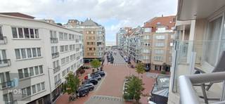 Appartement spacieux de deux chambres dans la région de la Place Rubens avec vue dégagée. <u>Agencement :</u> hall d'entrée, vaste espace de vie comprenant un coin salon et une salle à manger, terrasse côté rue, cuisine semi-ouverte équipée, toilettes séparées, espace de rangement, deux chambres chacune avec sa salle de bain attenante - dont une avec baignoire et toilettes et l'autre avec douche, terrasse à l'arrière, 2 supports à vélos et cave privative au -1. Ceux qui le souhaitent peuvent louer un garage fermé dans la même résidence moyennant un supplément. Forfait de charges communes de 50 €/mois. Appartement idéal pour les amateurs de plage et de mer. À deux pas du commerce de détail et des bistrots. Appelez-nous pour une visite sans engagement et jugez par vous-même ! <br /><br /><u>Un moment de visite sera bientôt organisé pour donner à chacun une chance d'y participer. Veuillez nous envoyer un e-mail à temps si vous souhaitez être présent.</u><br /><br /><span><strong>Location sous conditions ; Voir www.more.be, "pièces jointes" et sous réserve de disponibilité.</strong></span>