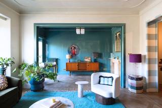 <p>zeldzame art deco parel in gegeerde theaterbuurt</p><p>Bezoek www.residencealbert.com voor het volledig verhaal. Dit uitzonderlijk art deco appartement met zicht op de Kathedraal, de Boerentoren en de Nationale Bank, is een private retreat gelegen in de gegeerde theaterbuurt. Op wandelafstand van Botanic Sanctuary, Vogeltjesmarkt en een selectie van Antwerpse meest geliefde adressen, biedt dit appartement het beste van twee werelden: leven in het hart van Antwerpen, met alles binnen handbereik en toch wonen in rust, hoog boven de stad.<br />Het appartement maakt deel uit van Résidence Albert I (1938), een iconisch interbellumgebouw van architecten Gorlé & Corbusier, dat tot op vandaag zijn standing en elegantie heeft behouden.De renovatie werd uitgevoerd door de interior designers van Studio Penelope in hun kenmerkende signatuur-stijl. Met respect voor de geschiedenis van het appartement werd deze gerenoveerd en ingericht met behoud van alle originele elementen en ingericht met een duidelijke visie waarin de art deco vertaalt werd naar een hedendaags interieur. Royale leefruimtes met veel licht en open connectie tussen inkomhal, salon, eetkamer en keuken. Volledig uitgeruste open keuken met centraal eiland en Miele toestellen. Met toegang tot het mooi ingericht terras. 3 slaapkamers waarvan een royale zonovergoten master bedroom met directe toegang tot de badkamer. Een tweede slaapkamer eveneens met maatkasten en directe toegang tot de badkamer en een compacte maar luxueuze guest room met eigen badkamer, opgevat als een boutique suite. De stijlvolle badkamer combineert art-deco referenties met hedendaags comfort. Een vrijstaand bad, inloopdouche en luxe materialen zorgen voor een warme tijdloze uitstraling. Doorheen het volledige appartement werd gekozen voor hoogwaardige materialen, verfijnde stoffering, maatwerk en subtiele details. Dit is geen klassieke renovatie, Studio Penelope ontwierp dit appartement als een gesamstkunstwerk. Het is een doordacht en instapklaar</p>