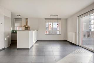 Op de vierde verdieping van residentie ‘Locomotief’ (bouwjaar 2016), op de levendige Dok-Noordsite, bevindt zich dit lichtrijke hoekappartement van 106 m² met een open en weids uitzicht. Dankzij de zuidwestgerichte oriëntatie en de hoekligging geniet je hier van een uitzonderlijke lichtinval en zon doorheen de dag.Het appartement heeft een doordachte en comfortabele indeling. De ruime leef- en eetruimte sluit aan op een terras van 11 m², waar je in de namiddag en avond van de zon kan genieten. De moderne keuken beschikt over een aansluitende, ruime berging. Verder zijn er drie slaapkamers, waarvan één met ensuite badkamer, een tweede afzonderlijke badkamer en een apart toilet. Talrijke ingemaakte kasten zorgen voor extra comfort en praktische opbergruimte.Daarnaast is er een private kelderberging aanwezig. Een staanplaats dient mee te worden aangekocht voor €25.000. Met een EPC-label A staat dit appartement bovendien garant voor energiezuinig wonen.De ligging op de hippe Dok-Noordsite combineert rust met stedelijke dynamiek. Winkels, horeca, sportfaciliteiten en het historische centrum van Gent bevinden zich op wandelafstand, terwijl ook de R40 en de belangrijkste invalswegen vlot bereikbaar zijn.Interesse? Contacteer ons gerust voor meer informatie of een bezoek.