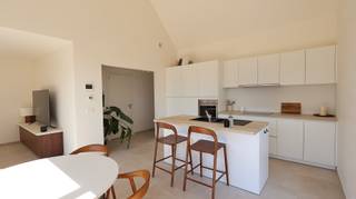 In het centrum van Roeselare-Beveren bevindt zich Residentie "De Perre", een recent en kleinschalig appartementsgebouw met hedendaags wooncomfort.<br /><br />Dit lichtrijke appartement op de tweede verdieping beschikt over een ruime woonkamer met open keuken. De volledig geïnstalleerde keuken is voorzien van een keramische kookplaat, dampkap, oven, koelkast en vaatwasmachine. De spoelbak bevindt zich in het praktische, centrale keukeneiland.<br />Het appartement omvat daarnaast twee slaapkamers, een moderne badkamer met dubbele wastafel en inloopdouche, een praktische berging en een afzonderlijk toilet.<br /><br />De verwarming gebeurt via centrale verwarming op aardgas. Elk appartement beschikt bovendien over eigen zonnepanelen, wat bijdraagt aan een energiezuinig wooncomfort.<br /><br /><strong>Troeven</strong>:
<ul>
	<li>Kleinschalige residentie</li>
	<li>Lichtrijke woonkamer</li>
	<li>Volledig geïnstalleerde open keuken</li>
	<li>2 slaapkamers</li>
	<li>Modern afgewerkte badkamer</li>
	<li>Eigen zonnepanelen</li>
	<li>Volledig geschilderd</li>
	<li>Verlichting reeds voorzien</li>
	<li>Aangenaam terras</li>
	<li>Centrale ligging in Roeselare-Beveren</li>
	<li><strong>Beschikbaar vanaf 1 oktober 2026</strong></li>
</ul>
Een autostaanplaats is verplicht bij te huren aan <strong>€ 40/maand.</strong><br />De gemeenschappelijke kosten bedragen <strong>€ 60/maand</strong>.<br /><br /><u>Wenst u dit prachtige appartement te bezoeken?</u><br />Ga naar de website www.dicasa.be, klik op het pand dat je wenst te huren. Via de knop "Ik ben kandidaat" vragen we u kort een profiel in te vullen.<br />Daarna nemen we contact op voor een bezoek. Telefonisch kunnen er geen afspraken gemaakt worden.
