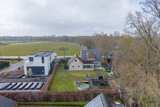 <p>Op de Steenweg op Ravels 305 in Oud-Turnhout bevindt zich deze woning op een ruim perceel van ca. 1.395 m². Dit eigendom biedt niet alleen een comfortabele thuis, maar beschikt ook over een ruime garage met tal van mogelijkheden.</p>
<p>Bij binnenkomst via de voordeur komt u in de inkomhal. Meteen links bevindt zich een aparte kamer, ideaal in te richten als bureau, speelkamer of extra slaapkamer op het gelijkvloers. Vanuit de hal heeft u toegang tot de leefruimtes. De lichtrijke woonkamer is afgewerkt met een parketvloer en voorzien van inbouwkasten. Via de stijlvolle aluminium schuifpui in steellook bereikt u de sfeervolle veranda, een aangename plek om het hele jaar door te genieten.</p>
<p>De keuken is functioneel ingericht en uitgerust met een Miele-inductiekookplaat, een ATAG combi-oven en een vaatwasser. Aansluitend aan de keuken bevindt zich een toilet.</p>
<p>Op de bovenverdieping geeft de overloop toegang tot drie slaapkamers, waarvan één is voorzien van inbouwkasten en alle kamers zijn afgewerkt met laminaat. De badkamer is ingericht met een sauna, dubbele wastafel, een douche in bad en een toilet.</p>
<p>Daarnaast beschikt de woning over een zeer ruime kelder van ca. 51 m².</p>
<p>De woning is gelegen op een ruim perceel met een volledig omheinde tuin, een vijver en een speels hoogteverschil. De tuin biedt veel privacy.</p>
<p>De garage met elektrische poort is een grote troef. Deze biedt plaats aan twee wagens en is voorzien van aansluitingen voor een wasmachine en droogkast. De verdieping boven de garage biedt extra ruimte en leent zich perfect als hobbyruimte, opslagruimte of eventueel als praktijk- of kantoorruimte aan huis.</p>
<p>Tot slot beschikt de woning over een ruime, onderhoudsvriendelijke voortuin met meer dan voldoende parkeergelegenheid.</p>
<p><strong>Troeven:<br /></strong>- Groene stroomcertificaten tot 2031, met een jaarlijkse opbrengst van ca. € 3.000<br />- Grote garage met elektrische poort en extra verdieping voor diverse doeleinden<br />- Perceel van ca. 1.395 m² met veel ruimte en privacy, volledig omheinde tuin<br />- De sauna in de badkamer voor extra ontspanning</p>
<p>Voor meer informatie of het plannen van een bezichtiging kunt u contact met ons opnemen via: +32 (0) 14 65 03 79 of mail naar info@verlouwvastgoed.be.</p>