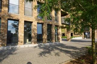 <p><span>Gelijkvloerse handels-, praktijk- of kantoorruimte met een totale vloeroppervlakte van ±260 m². De vaste kosten bedragen ± 3.000€ per jaar, K.I. ten laste van de huurder. Vier ondergrondse autostaanplaatsen inbegrepen in de huurprijs alsook een ruime kelderberging. </span></p><p><span>Parkeermogelijkheid in de onmiddellijke omgeving. </span></p><p><span>Alle handelsactiviteiten en vrije beroepen zijn toegelaten met uitzondering van Horeca.</span></p><p><span> </span></p><p><span>Vrij vanaf 01/03/2027</span></p>
