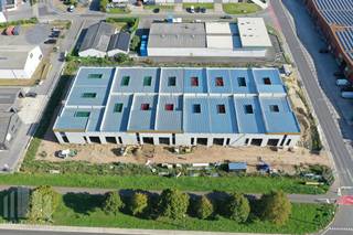 Op zoek naar een bedrijfsruimte waarin u meteen kan starten?<br />Bedrijvenpark <strong>"URSUS"</strong> biedt 17 KMO-units te koop, met oppervlaktes tussen 175 m² en 227 m² (samenvoegbaar tot grotere oppervlaktes). <br /><br />Inbegrepen in uw unit waardoor u meteen aan de slag kan:<br />- 4 lichtpunten<br />- sectionale poort<br />- waterkraan<br />- keuring water & elektriciteit<br />- 2 stopcontacten <br /><br />De casco magazijnen (en eventueel bijhorende kantoren) zijn opgebouwd uit geprefabriceerde geïsoleerde sandwichelementen in beton of metalen sandwichpanelen of een combinatie van beide. De loodsen, allen brandklasse B, hebben een vrije hoogte van +/- 6 meter en zijn toegankelijk via een automatische sectionale poort (al dan niet met een aparte toegangsdeur en glaspartij) en zijn voorzien van een lichtstraat. De duurzame bedrijfsgebouwen zijn gelegen in industriegebied voor ambachtelijke bedrijven en KMO's en zijn geschikt voor zowel opslag, productie, verwerking van goederen, groothandel, transport -en distributieactiviteiten, ... <br /><br />Fantastisch gelegen nabij het centrum van Meulebeke en Tielt, op amper 4 km van de Brugsesteenweg (N50) en op slechts 5 km van de Pittemsesteenweg (N37) met een vlotte verbinding naar de E403 op- en afrit 8 Roeselare-Beveren.<br />De units 1 tot en met 10 genieten van een uitstekende zichtbaarheid vanaf de Randweg. Per unit zijn er minstens twee privatieve parkeerplaatsen voorzien.<br /><br />Oplevering voorzien: Q4 2026<br /><br />Per unit zijn er minstens twee privatieve parkeerplaatsen voorzien.<br />Er zijn ruime parkeer- en manoeuvreerruimte voorzien op het terrein. <br /><br />Contacteer <strong>PANORAMA B2B</strong> voor bijkomende inlichtingen, plannen of een vrijblijvend plaatsbezoek <strong>050 300 800</strong>.