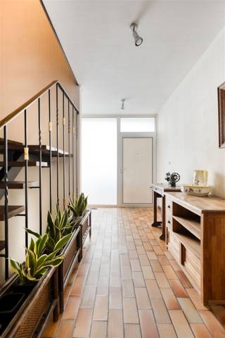 <h3><span>Gezellige gezinswoning met tuin en garage in Leupegem</span></h3><p><span>Ontdek deze deels te renoveren knusse woning in deelgemeente Leupegem, ideaal voor gezinnen of koppels die op zoek zijn naar een comfortabele thuis met tal van mogelijkheden.</span></p><p><span>Bij het betreden van de woning komt u terecht in een verzorgde inkomhal met gastentoilet. De lichtrijke leefruimte met eetplaats sluit naadloos aan op de keuken, waardoor een aangename woonomgeving ontstaat. Zowel via de living als via de keuken heeft u toegang tot de zonnige tuin met terras, gazon en tuinhuis, een ideale plek om te ontspannen of gezellig te genieten met familie en vrienden.</span></p><p><span>Op de eerste verdieping bevinden zich drie slaapkamers en een badkamer die naar eigen smaak kan worden gerenoveerd. Daarnaast beschikt de woning over een kelder, een zolder en een garage, wat zorgt voor extra opslagruimte en comfort.</span></p><h3><span>Technische troeven</span></h3><ul><li><span>Centrale verwarming op aardgas (nieuwe installatie 2024) </span></li><li><span>Twee airco-heatingsystemen (op de slaapkamer en living) </span></li><li><span>Gasdetectiesysteem aanwezig </span></li><li><span>Dak werd gerenoveerd</span></li><li><span>EPC C</span></li></ul><p><span> </span></p><p><span>Deze woning is gelegen aan een rustig vernieuwd pleintje, niet ver van de N60 Ronse-Gent en op een paar km van het centrum Oudenaarde. </span></p><p><span> </span></p><p><span>Maak je afspraak via jurgen@immodhondt.be</span></p>