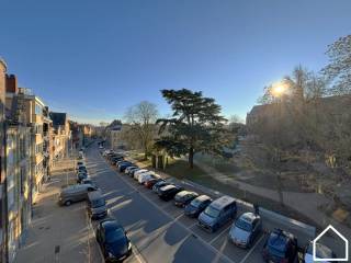 Centrum Ieper – Ruim en lichtrijk hoekappartement met terrasIn het hart van Ieper bevindt zich dit verzorgde maar te renoveren hoekappartement met...