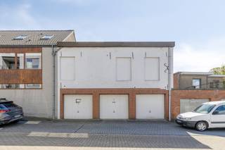 Huis te koop met drie slaapkamers, zonnige stadstuin en drie garages. De woning is ideaal gelegen op wandelafstand van de Markt, scholen en openbaar vervoer. Zoek je immo te koop in Veurne? Lees dan zeker verder! <br /><br />Indeling gelijkvloers:<br />- Inkomhal<br />- Lichtrijke leefruimte met open keuken voorzien van oven, microgolfoven, koelkast en keramische kookplaat<br />- Badkamer met douche en wasmeubel<br />- Gastentoilet<br />- Zonnige stadstuin<br />- Drie garages (bereikbaar via de Oude Duinkerkestraat).<br /><br />Indeling eerste verdieping:<br />- Slaapkamer 1 (16m²)<br />- Slaapkamer 2 (17m²)<br />- Slaapkamer 3 (21m²)<br /><br />Daarnaast beschikt de woning nog over een kelder en ruime zolder (40m²) met vaste trap.<br /><br />Troeven:<br />- Centrale ligging<br />- Zonnig terras<br />- Toplocatie<br />- Drie garages, mogelijkheid om apart te verhuren<br /><br />Ben je geïnteresseerd in dit pand te koop in Veurne? Aarzel niet ons te contacteren.<br /><br />Bestuursmaatregelen in het maatregelenregister: nee