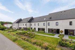 <p><span>Toekomstbestendig wonen of slim investeren: 14 zero-energy woningen in Wetteren</span></p><p><span> </span></p><p><span>Bent u op zoek naar een nieuwe, luxueuze thuis zonder renovatiezorgen, of naar een solide vastgoedinvestering met een sterk, toekomstbestendig rendement? In de Vennestraat te Wetteren vinden we een exclusief project van 14 hypermoderne eengezinswoningen (158–200 m², met 3 slaapkamers en inrichtbaar tot 5 slaapkamers, privétuin en een parking inbegrepen in de vermelde aankoopprijs met laadpaalvoorbereiding).</span></p><p><span>Of u nu zelf de sleutel omdraait of de woning verhuurt: dit project is ontworpen om maximale waarde te leveren. De oplevering is al voorzien voor het </span><span>de herfst van 2026</span><span>.</span><span> De werf is volop in afwerking – kom de troeven live ontdekken.</span></p><p><span>Waarom blijft dit project de slimste keuze, ook inclusief btw? </span></p><p><span> </span></p><p><span>1. Als Eigen Bewoner: Maximaal comfort en absolute zekerheid</span></p><p><span>Verhuizen naar de Vennestraat betekent kiezen voor een autoluwe, groene site waar kinderen veilig spelen. U geniet van grote, lichte leefruimtes, een high-end moderne keuken en een volledig aangelegde privétuin. Dankzij de </span><span>A++ energieprestatie (E0)</span><span> met geothermische warmtepomp, vloerverwarming, ventilatie D, airco en zonnepanelen bent u volledig beschermd tegen schommelende energieprijzen. Winkels, scholen en de verbindingen naar Gent/Brussel (E40/E17) liggen vlakbij.</span></p><p><span> </span></p><p><span>2. Als Investeerder: Hoogwaardig patrimonium zonder exploitatiezorgen</span></p><p><span>Dit project beantwoordt perfect aan de enorme vraag van kapitaalkrachtige huurders (jonge tweeverdieners, gezinnen en expats die rond Gent of de as Aalst/Dendermonde werken). Omdat de woningen splinternieuw en hyper-efficiënt zijn, heeft u de komende decennia </span><span>nul omkijken naar onderhoud of energetische updates</span><span>. Bovendien biedt Immo Zone een </span><span>volledige verhuurservice inclusief eerste-verhuur-garantie</span><span>. U koopt hier geen stenen, u koopt renderend gemak.</span></p><p><span> </span></p><p><span>Voor meer informatie contacteer Quinten van Immo Zone op 0485/02.48.04 of per mail <span>quinten@immo-zone.be</span></span></p><p><span> </span></p>