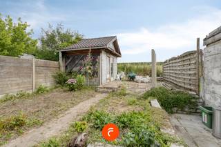 Een ruime woning die reeds structureel gerenoveerd werd maar dus nog ingericht/afgewerkt dien te worden. Ingedeeld als volgt: Inkomhal, bureauruimte, woonkamer, leefkeuken, zeer ruime badkamer en berging/wasplaats. Boven is ruimte voor 3 slaapkamers (nog in te delen) en een handige bergzolder. Beneden is overal reeds vloerverwarming voorzien, boven wordt verwarmd met klassieke radiatoren. Aangename tuin achteraan met (fietsen-)uitweg. EPC-label C (GEEN Renovatieplicht).