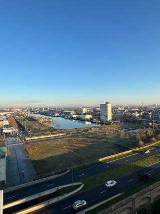 Studio in Parktoren, 8ste verdieping voor eigen bewoning of als investering. Momenteel is deze studio verhuurd aan een zeer solide huurder. ( Huur per maand is 650 + 175 euro kosten).<br />Op de hoek van het gebouw met zicht over de haven en park spoor noord. <br />Studio is 32 M2 met een zeer ruim hoek terras, keukenblok in de woonruimte, badkamer met douche, lavabo en toilet, en raam naar eigen terras. Berging met electrische boiler voor warm water en plaats voor wasmachiene. Onlangs vernieuwd : glazen douchedeur, hang toilet Geberit, boiler, volledig geschilderd. <br />Zeer mooi project met veel potentieel. Mogelijk tot aankoop van nog andere studio's op zelfde verdieping. Verkoop wegens investering in buitenland.