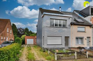 <p><span>In het rustige Walem bevindt zich deze ruime te renoveren halfopen-bebouwing met tal van mogelijkheden voor wie op zoek is naar een woning met potentieel. Met een bewoonbare oppervlakte van ca. 111 m², twee slaapkamers en een gunstig EPC-label C vormt deze woning een interessante kans voor zowel starters als investeerders! </span></p><p><span>De woning geniet bovendien van een vlotte ligging nabij openbaar vervoer, scholen en belangrijke invalswegen, Wat zorgt voor een uitstekende bereikbaarheid.</span></p><p><span>Indeling: </span></p><p><span>Op het gelijkvloers vinden we een ruime leefruimte (28m²) met veel lichtinval en een open haard voorzien van gasaansluiting. De keuken (16m²) is functioneel ingericht met een elektrisch vuur, dampkap, en aansluitingen voor een grote koelkast met diepvries. Tevens is er ook een condensatieketel op gas aanwezig. Verder bevinden zich op het gelijkvloers een badkamer (5m²) met inloopdouche, een afzonderlijk toilet en een praktische wasplaats (6m²) met aansluitingen voor wasmachine en droogkast.</span></p><p><span>De veranda (12m²) vormt een aangename extra ruimte en biedt rechtstreeks toegang tot de tuin. Naast de woning bevindt zich een ruim terras (25m²) en beschikt u over een garage (19m²) met rechtstreekse toegang tot de tuin.</span></p><p><span>Op de eerste verdieping bevinden zich twee slaapkamers (15m² & 13m²) en een nachthal. De woning is uitgerust met aluminium ramen, deels met dubbel en deels met enkel glas, en manuele rolluiken.</span></p><p><span>De elektrische installatie werd vernieuwd en is conform de huidige regelgeving. Daarnaast biedt de zolder nog interessante uitbreidingsmogelijkheden voor wie extra woonruimte wenst te creëren.</span></p><p><span>Graag som ik voor u nog even op troeven op van deze woning te Walem: </span></p><p><span> </span></p><ul><li><span>Elektriciteit conform </span></li><li><span>Grote tuin</span></li><li><span>111 m² bewoonbare oppervlakte </span></li><li><span>Ruime garage met toegang tot tuin</span></li><li><span>Mogelijkheid tot uitbreiding door zolder af te werken</span></li></ul><p><span> </span></p><p><span>Nuttige informatie: </span></p><p><span> </span></p><ul><li><span>EPC label C: 293 kWh/m²jaar</span></li><li><span>G-score: D P-score: A</span></li></ul><p><span> </span></p><p><span>Voor een bezoek ter plaatse kan u ons contacteren op het nummer 03 449 42 41 of mail ons via <span>hallo@habicom.be</span></span></p><p><span>Benieuwd naar de waarde van jouw woning? Check het gratis op <span>www.watismijnhuiswaard.be</span></span><span> </span></p><p><span> </span></p><p><span> </span></p><p><span> </span></p>