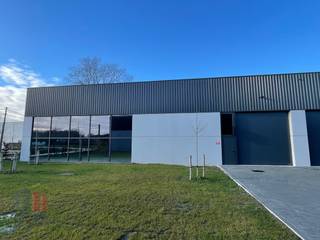 Nieuwe KMO-unit met een oppervlakte van 695 m² in combinatie met 4 privatieve parkeerplaatsen. De casco magazijnruimte is opgebouwd uit...