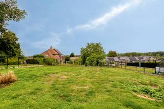 Op zoek naar een solide woning met karakter, ruimte én mogelijkheden om wonen en werken te combineren? Deze eigendom in Onkerzele, een deelgemeente van Geraardsbergen, biedt heel wat troeven voor wie op zoek is naar een ruime gezinswoning met extra werk- of opslagruimte.<br /><br />De woning is stevig gebouwd en goed onderhouden, maar kan hier en daar nog naar eigen smaak worden opgefrist. Dankzij de combinatie van de ruime woonvertrekken, meerdere slaapkamers, een inpandige garage en een magazijn van maar liefst 80 m² zijn de mogelijkheden bijzonder veelzijdig.<br /><br />Geen renovatieplicht! EPC C!<br /><br />INDELING:<br />Gelijkvloers:<br />* inkomhal met gastentoilet<br />* leefruimte<br />* keuken<br />* bureauruimte <br />* slaapkamer 1<br />* slaapkamer 2<br />* vernieuwde badkamer met inloopdouche<br /><br />Eerste verdieping:<br />* ruime nachthal<br />* slaapkamer 3<br />* slaapkamer 4<br />* zolderkamer <br /><br />Kelderverdieping:<br />* inpandige garage <br />* kelder<br /><br />Exterieur:<br />* magazijn van 80 m²<br />* terras en vernieuwde oprit <br />* tuin <br /><br />ALGEMENE INFORMATIE<br />* dak vernieuwd<br />* epc C<br />* centrale verwarming op aardgas <br />* nieuwe gasketel 2022<br />* dubbel glas, PVC ramen<br />* rolluiken aanwezig<br />* stadswater<br />* regenwaterput <br />* waterontharder aanwezig<br /><br /><br />Bestuursmaatregelen in het maatregelenregister: nee