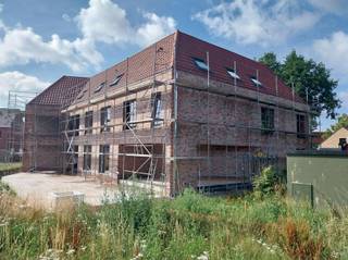 Ruim appartement op de eerste verdieping met 2 slaapkamers, op een unieke rustige ligging te Mol Achterbos.  Een ondergrondse autostaanplaats...