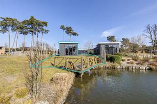 Deze mooie gemeubileerde 4-persoons vakantiewoning is prachtig gelegen aan het water op het verzorgde EuroParcs domein Zilverstrand in Mol.De...