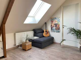 <p>Welkom in Kessel-Lo! Dit charmante duplexappartement geniet van een uitstekende ligging vlak bij het centrum van Leuven. Winkels, scholen, openbaar vervoer en diverse sport- en recreatiefaciliteiten bevinden zich op wandel- en fietsafstand, waardoor u hier geniet van een ideale combinatie van wooncomfort, leefkwaliteit en bereikbaarheid.<br /><br />Het appartement bevindt zich op de eerste en tweede verdieping van een kleinschalig gebouw met slechts twee wooneenheden. Op de eerste verdieping vindt u een uitgeruste keuken, een badkamer met douche, wastafel en toilet, twee ruime slaapkamers en een derde kamer die kan dienen als kinderkamer, bureau of hobbyruimte. Grote raampartijen zorgen overal voor een aangename lichtinval.<br /><br />De tweede verdieping biedt een sfeervolle leefruimte die in 2020 werd gerenoveerd met respect voor de authentieke elementen van het pand. Hierdoor ontstaat een unieke combinatie van karakter en hedendaags wooncomfort. Ook aan praktische voorzieningen werd gedacht. Naast de slaapkamer op de eerste verdieping bevindt zich een handige bergruimte.<br /><br />De technische ruimte op de tweede verdieping biedt extra opbergmogelijkheden. Links van het gebouw is er nog een privatief tuintje alsook de mogelijkheid om 1 tot 2 wagens te parkeren.<br /><br />Dankzij de renovatie en de gunstige EPC-score B is deze woning klaar voor de toekomst. Daarnaast zijn er behalve de woonpolis geen kosten in de gemeenschap.<br /><br />Benieuwd? Contacteer ons voor een bezoek via 016 23 21 45 of info@bvm-vastgoed.be</p>