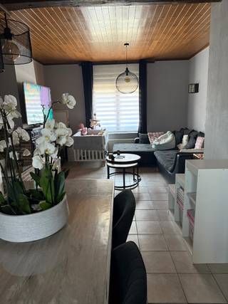 Gezellige rijwoning met 3 slaapkamers en grote tuin. Ontdek deze ruime rijwoning met een verrassend diepe tuin en functionele indeling, ideaalvoor...