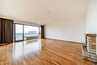 We Invest is pleased to offer this spacious 1,234 sq ft apartment in need of updating, ideally located at 3 Avenue des Neuf Provinces, on the...