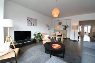 In het hart van Oostende bevindt zich dit instapklare, optioneel bemeubelde appartement. Winkels, openbaar vervoer, restaurants en de zeedijk liggen allemaal op wandelafstand.<br /><br />Het appartement beschikt over centrale verwarming op aardgas, PVC-ramen en een onderhoudsvriendelijke tegelvloer. Er is een inkomhal met parlofoon, een apart toilet, een badkamer met douche, een lichtrijke leefruimte en een volledig ingerichte keuken met toestellen van Whirlpool en Bosch. Verder zijn er twee slaapkamers, een berging met aansluiting voor wasmachine en twee terrassen, waarvan één met buitenberging.<br /><br />De huurprijs bedraagt 800 euro per maand, 150 euro algemene kosten (water, verwarming en syndic). Tevens mogelijkheid om het appartement gemeubeld te huren 100 euro per maand voor alle meubels voor een bepaalde periode. Onmiddellijk beschikbaar - EPC label C<br />Comfortabel wonen op een toplocatie in het centrum van Oostende. Neem contact op met ons kantoor voor meer informatie of een bezoek.