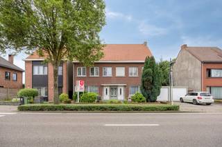Nabij het centrum van Wuustwezel bieden wij volgende aan:<br /><br />Twee gekoppelde gezinswoningen op huisnummers Kalmthoutse Steenweg 33 en 35.<br />Bouwjaar: 1952<br />Perceeloppervlakte: 301m² (links) en 305m² (rechts)<br />Perceelbreedte: 2x 6m,  breedte van uiterst rechts gelegen grond +7m.<br />EPC 33: 669 kWh/m² (F-label, renovatieplicht), EPC 35: 413 kWh/m² (E-label, renovatieplicht).<br />Overige info: elektriciteit niet-conform, asbestattesten in opmaak.<br />M.b.t. mogelijkheden en voorschriften mag u steeds contact opnemen met ons kantoor: veerle.pierar@dewaele.com of 03/369.42.50.<br /><br />(ver-)Kopen of (ver-)huren in de Noorderkempen?<br />Met vragen kan u altijd bij ons terecht!<br />Dewaele Vastgoed<br /><br />Dit pand is onderworpen aan de renovatieverplichting van de Vlaamse overheid voor residentiële gebouwen (behoudens bij sloop binnen 5 jaar na de aankoop). Consulteer voor meer informatie de website van het Vlaams Energie- en Klimaatagentschap via https://www.vlaanderen.be/een-woning-kopen/renovatieverplichting-voor-residentiele-gebouwen<br /><br />Bestuursmaatregelen in het maatregelenregister: in aanvraag