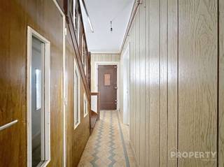 In de Gaversstraat 30 te Harelbeke vinden we deze charmante woning met 3 slaapkamers, een bewoonbare oppervlakte van ca. 126 m² en heel wat mogelijkheden voor wie graag zijn eigen stempel op een woning drukt.De gelijkvloerse verdieping beschikt over verschillende leefruimtes met een praktische indeling en veel potentieel. De keuken vormt het hart van de woning en kan volledig naar eigen smaak worden gemoderniseerd. Ook de overige ruimtes bieden tal van mogelijkheden om een aangename en eigentijdse leefomgeving te creëren.Op de verdiepingen bevinden zich 3 slaapkamers en de badkamer. Daarnaast beschikt de woning achteraan over extra bergruimte/bijgebouw, wat bijkomende mogelijkheden biedt voor opslag, hobbyruimte of een andere invulling.Ook buiten is er een aangename, afgesloten tuin, waar je in alle privacy kan genieten en die verder naar wens kan worden ingericht.Een belangrijke troef is de uitstekende ligging: centraal in Harelbeke, vlak bij winkels, scholen, openbaar vervoer en het stadscentrum. Ook De Gavers en belangrijke verbindingswegen zijn vlot bereikbaar.Met EPC-label D en een conforme elektrische installatie beschikt deze woning bovendien over enkele interessante technische pluspunten.Kortom: een ideale woning voor wie op zoek is naar ruimte, potentieel en een sterke ligging.