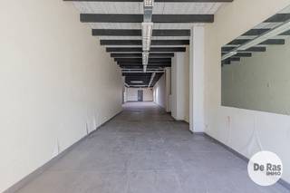 DENDERMONDE - Handelsruimte met ruime tuin en appartement<br />Deze dubbele eigendom is gelegen in een rustige zijstraat van de Noordlaan, op wandelafstand van het centrum van Dendermonde. <br />Dankzij de centrale ligging geniet u van een vlotte bereikbaarheid en de onmiddellijke nabijheid van winkels, openbaar vervoer, scholen en andere voorzieningen.<br /><br />Op het gelijkvloers bevindt zich een ruime handelsruimte van maar liefst 100 m², ideaal voor het uitbaten van diverse handelsactiviteiten of vrije beroepen. De oppervlakte en indeling bieden tal van mogelijkheden voor ondernemers die op zoek zijn naar een goed gelegen commerciële ruimte.<br /><br />De bovenliggende verdiepingen herbergen een woonentiteit. Op de eerste verdieping bevindt zich een lichtrijke living met eetkamer, aansluitend een keuken en een badkamer. Op de tweede verdieping vindt u een ruime slaapkamer.<br /><br />Deze eigendom is uitermate geschikt voor wie wonen en werken wil combineren, maar biedt eveneens interessante perspectieven voor investeerders. De handelsruimte en de woonentiteit beschikken namelijk over aparte vergunde huisnummers, wat extra flexibiliteit biedt naar verhuur of gebruik toe.<br /><br />Kortom, een eigendom met tal van mogelijkheden op een strategische locatie vlak bij het centrum van Dendermonde.<br />Voor meer informatie of een bezoek, kan u ons steeds contacteren: 053/60.65.60.