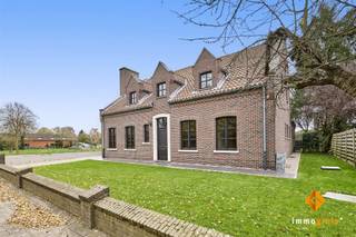 Deze zéér ruime, degelijke woning is gelegen op een mooi perceel van 7a33ca. Indeling gelijkvloers: inkomhal, ruime woonkamer met open haard, open...