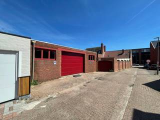 <p><strong>Woning met 3 slaapkamers, ruime garage en tuin in Arendonk</strong><span></span></p>
<p>De woning beschikt op het gelijkvloers over een inkomhal, een gezellige woonkamer met aansluitend de keuken, een slaapkamer, een vernieuwde badkamer en een praktische technische ruimte. Op de eerste verdieping bevinden zich nog twee slaapkamers.</p>
<p>Vanuit de veranda heeft u een mooi zicht op de volledig omheinde tuin.</p>
<p>Achteraan het perceel bevindt zich een zeer ruime garage met kelder. Deze biedt tal van mogelijkheden als garage, werkplaats, hobbyruimte of extra opslagruimte.</p>
<p><em><span>Specificaties</span></em><br /><em>- EPC label D: 306 kWh/m²/jaar</em><br /><em>- 3 slaapkamers, waarvan 1 op het gelijkvloers</em><br /><em>- Veranda met zicht op de tuin</em><br /><em>- Volledig omheinde tuin</em><br /><em>- Zeer ruime garage met kelder</em></p>