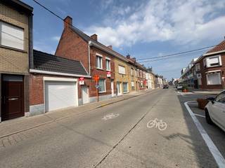 <p>Deze verzorgde woning is ideaal gelegen nabij het centrum van Roeselare, met scholen, openbaar vervoer en alle dagelijkse voorzieningen op korte afstand.</p>

<p>De woning omvat een inkomhal, gezellige living, keuken, badkamer met toilet, kelder, praktische berging en een zonnige tuin. Een absolute meerwaarde is de ruime garage van maar liefst <strong>50 m²</strong>, ideaal voor hobbyisten, extra opslag of meerdere wagens.</p>

<p>Op de eerste verdieping bevinden zich twee volwaardige slaapkamers. Via een vaste trap bereikt u de zolder, die de mogelijkheid biedt om een derde slaapkamer of extra polyvalente ruimte in te richten.</p>

<p><strong>Troeven:</strong></p>

<ul><li>Topligging nabij het centrum van Roeselare</li><li>Dicht bij scholen en openbaar vervoer</li><li>Ruime garage van <strong>50 m²</strong></li><li>Mogelijkheid tot een derde slaapkamer</li><li>Praktische indeling met tuin</li></ul>
bij deze woning geldt de renovatieplicht
