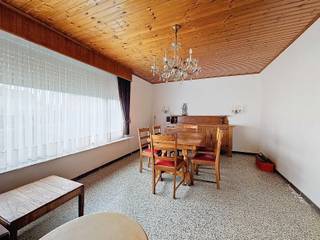 Woning met 117 m² bewoonbare oppervlakte in een rustige straat, met een logische indeling en veel potentieel. De woning heeft een EPC score van 373 (label D) en biedt een degelijke basis voor wie graag nog wil moderniseren naar eigen smaak.<br />Indeling:<br />•inkomhal met trap<br />•lichtrijke leefruimte met eetplaats en zithoek<br />•keuken met zicht op de tuin<br />•badkamer met ligbad<br />•3 slaapkamers<br />•wasplaats/berging<br />•onderhoudsvriendelijke tuin met achteruitgang<br />•oprit met plaats voor meerdere wagens<br />Rustige buurt met vlotte verbindingen en alle voorzieningen in de nabijheid.<br />Voor meer info of een bezichtiging: 0497/895.861<br /><br /><br />