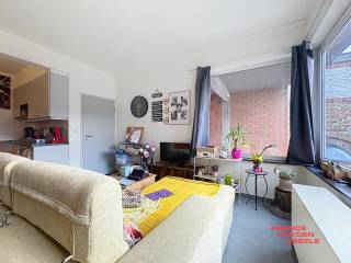 Dit gezellige appartement ligt in het centrum van Brugge en biedt een comfortabele woonervaring. Het beschikt over één slaapkamer, een badkamer...