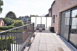 Ligging: In het centrum van Tielen vlakbij het station.Indeling: Inkomhal, toilet, woonkamer, open keuken, berging, terras, twee slaapkamers,...