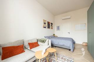 <p><span>Ontdek deze moderne studentenkamer in een kwalitatief vernieuwbouwproject, gelegen aan de Vaartstraat in het hartje van Leuven. Het gebouw werd grondig vernieuwd met duurzame materialen en voldoet aan de hedendaagse normen inzake comfort en energiezuinigheid.</span></p><p><span>De kamer ligt op de eerste verdieping en wordt ingericht met een design meubel met hoogslaper van 1.40m x 2.00m, waaronder zich een bureau met stoel bevindt. Verder is de kamer uitgerust met een ingebouwde kleerkast, gordijn en een praktisch ontbijtblok met magnetron en koelkast. De kamer is bovendien voorzien van een douche en lavabo, wat zorgt voor extra comfort en privacy.</span></p><p><span>De kamer is uitgerust met een energiezuinige lucht-lucht warmtepomp voor verwarming in de winter en airco in de zomer. In het gebouw is een volledig uitgeruste gemeenschappelijke keuken aanwezig. Ook is er een gezellig stadstuintje met terras, ideaal om even te ontspannen.</span></p><p><span>Dankzij de centrale ligging bevinden campussen, winkels en horeca zich op wandelafstand een ideale uitvalsbasis voor studenten én een interessante investering.</span></p><p><span>De kamer wordt bovendien gedurende 3 jaar professioneel beheerd door het Team Rentmeester van Immo Livit. Deze service is inbegrepen in de vraagprijs, zodat u zorgeloos kunt investeren. De foto's zijn afkomstig van referentiepanden en dienen ter illustratie van de afwerkingsgraad en sfeer.</span></p><p><span>Oplevering voorzien begin juni 2026. Interesse? Contacteer ons via 016 15 31 15 of info@immolivit.be.</span></p>