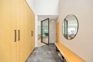<div>Deze ruime woning combineert een hoogwaardige afwerking met hedendaags wooncomfort, energiezuinige technieken en een doordachte indeling. Met vier slaapkamers, twee badkamers, een inpandige garage, een volledig omheinde tuin en een royale zolderverdieping biedt deze eigendom alle ruimte voor een gezin dat comfort en kwaliteit centraal stelt.</div>
<h2>Indeling</h2>
<div>De inkomhal is uitgerust met praktische ingemaakte kasten en een gastentoilet. Via de stijlvolle trap bereikt u de verdieping.</div>
<div>De lichtrijke leefruimte biedt voldoende plaats voor zowel een comfortabele zithoek als een ruime eethoek en bureau. Grote raampartijen zorgen voor een optimale natuurlijke lichtinval en creëren een aangename woonbeleving. De kwalitatieve afwerking wordt doorgetrokken met een parketvloer en maatwerk in eik.</div>
<div>Aansluitend bevindt zich de open keuken, volledig geïntegreerd in de leefruimte. Het granieten werkblad, gecombineerd met recente ATAG-toestellen, sluit perfect aan bij het hoogwaardige karakter van de woning. Naast de keuken bevindt zich een praktische berging.</div>
<div>Verder beschikt de woning over een inpandige garage met elektrische poort, waar zich eveneens de technische installaties bevinden.</div>
<h2>Vier slaapkamers en twee badkamers</h2>
<div>Op de eerste verdieping bevinden zich vier slaapkamers. Waarvan één slaapkamer beschikt over een ensuite douchekamer met lavabo en een andere slaapkamer voorzien is van een dressing.</div>
<div>Daarnaast is er een stijlvolle en ruime badkamer met tijdloze afwerking, voorzien van een dubbele lavabo, een inloopdouche, een ligbad en kwalitatieve maatkasten. De nachthal biedt bovendien ongeveer 12 m² extra leefruimte, ideaal als bureau, leeshoek of tweede zithoek.<br />De hoge binnendeuren versterken de moderne architectuur en benadrukken het kwaliteitsvolle afwerkingsniveau.</div>
<div>Ook op deze verdieping wordt gekozen voor een parketvloer. Deze wordt nog geplaatst door de verkoper nadat de woning volledig werd ontruimd en vóór het verlijden van de authentieke akte.</div>
<div><br />De zolderverdieping van circa 126 m² wordt momenteel gebruikt als bergzolder, maar biedt tal van mogelijkheden voor verdere afwerking. Dankzij de royale oppervlakte kan deze verdieping worden ingericht volgens eigen wensen, bijvoorbeeld als extra slaapkamers, hobbyruimte, bureau of polyvalente leefruimte.</div>
<h2>Tuin</h2>
<div>De volledig omheinde en verzorgd aangelegde tuin biedt veel privacy en beschikt over twee terrassen. Bovendien zijn er reeds water- en elektriciteitsvoorzieningen aanwezig, wat het onderhoud en het gebruik van de buitenruimte bijzonder praktisch maakt.</div>
<h2>Technieken en comfort</h2>
<div>Deze woning is uitgerust met tal van moderne en energiezuinige voorzieningen. Dankzij deze uitgebreide technische uitrusting geniet u van een optimaal wooncomfort en een energiezuinige woonomgeving.</div>
<div></div>
<div><strong>Bel voor een afspraak 03 240 11 99 of mail wuustwezel@immopoint.be</strong></div>