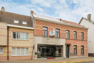 Werken en wonen onder 1 dak, dan begint elke werkdag met thuiskomen! Charmant te renoveren handelspand met tuin in centrum van Retie. Epc 956...