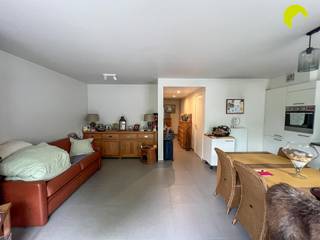 <p><span>Op een uitstekende locatie nabij het centrum van Zwijndrecht, vinden we deze verzorgde GLV studio met tuin en terras! Diverse winkels, belangrijke invalswegen en het openbaar vervoer zijn vlakbij gelegen. Zo is de tram slechts op 2 minuten wandelen te bereiken! </span></p><p><span> </span></p><p><span>Indeling:</span></p><p><span>Via de gemeenschappelijke inkomhal komen we binnen in het gebouw en lopen we verder tot de gelijkvloerse studio welke zich aan de achterzijde van het gebouw bevindt. Hier betreden we de studio via de ruime hal (+/-6m²) van waaruit we toegang hebben tot de lichtrijke woonkamer (+/-30m²) met open keuken. De keuken is voorzien van een heteluchtoven, koelkast, keramisch kookvuur, gootsteen, aansluiting vaatwasser en heel wat bergruimte. De grote raampartijen in de woonkamer zorgen vervolgens voor een rechtstreekse toegang tot het zonnige terras (+/-24m²) en de tuin (+/-61m²) waar het heerlijk vertoeven is! Verder beschikt de studio nog over een moderne badkamer (+/-3,50m²) welke voorzien is van een ruime inloopdouche en een lavabomeubel met spiegelkast, een apart toilet met handenwasser en een handige berging (+/-4m²) waar zich o.a de aansluitingen voor wasmachine en droogkast bevinden. </span></p><p><span> </span></p><p><span>Tenslotte is er de mogelijkheid om uw fiets binnen te zetten in de gemeenschappelijke garage! </span></p><p><span> </span></p><p><span>Nuttige informatie:</span></p><ul><li><span>Zeer lage gemeenschappelijke kosten welke jaarlijks worden afgerekend (+/-40 euro per JAAR) - aparte meters</span></li><li><span>Huurwaarborg: 3 maanden</span></li><li><span>Plaatsbeschrijving: €225</span></li><li><span>Beschikbaarheid: 01/12/2026</span></li><li><span>EPB: 94,71 kWh/m² - label A </span></li><li><span>Bruto oppervlakte volgens EPC </span></li></ul><p><span> </span></p><p><span>Boek nu zelf ONLINE uw afspraak in. Surf naar het betreffende eigendom op onze website www.habicom.be en klik op de roze knop 'PLAN EEN BEZOEK'. </span></p><p><span>Kies het moment dat u het beste uitkomt, vul de gevraagde contactgegevens in en klik nadien op verzenden om te bevestigen.</span></p><p><span> </span></p>