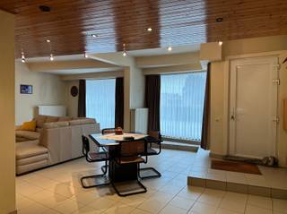 <p><span>Woning met loods en aparte studio/kantoorruimte op veelzijdig perceel</span></p><p><span>In Grobbendonk vinden we deze ruime eigendom met tal van mogelijkheden, bestaande uit een gezinswoning, een aparte woonunit/studio en een grote loods. Ideaal voor wie wonen en werken wil combineren, nood heeft aan extra opslagruimte of op zoek is naar een kangoeroewoning.</span></p><p><span>Bij het betreden van de hoofdwoning kom je terecht in een lichtrijke leefruimte met eetgedeelte, veder door is er een praktische vestiaire. Achteraan bevindt zich een ruime polyvalente ruimte met wasplaats en toegang tot de koer. De keuken is voorzien van voldoende kastruimte en de woning beschikt over een recente verwarmingsketel.</span></p><p><span>Op de eerste verdieping bevinden zich drie volwaardige slaapkamers en een badkamer uitgerust met toilet, lavabo, ligbad en douche. Het dak werd ongeveer vijf jaar geleden vernieuwd, de woning beschikt over dubbele beglazing en een aanwezige gasinstallatie.</span></p><p><span>Naast de hoofdwoning bevindt zich een aparte studio of kantoorruimte met eigen inkom, keuken, leefruimte, twee slaapkamers, aansluitingen voor wasmachine en een badkamer met bad, douche, dubbele lavabo en toilet. Deze ruimte leent zich perfect als praktijkruimte, kantoor, zorgwoning of extra woongelegenheid.</span></p><p><span>Als extra troef beschikt het pand over een ruime loods/magazijn met betonnen verdieping en geïsoleerd dak, ideaal voor opslag, hobbys of professionele activiteiten.</span></p><p><span>Een eigendom met enorm veel potentieel voor zelfstandigen, grote gezinnen of wie wonen en werken op één locatie wil combineren.</span></p>
