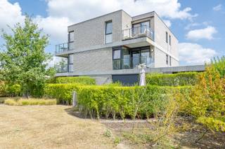 - Recent, instapklaar appartement <br />- Topligging vlakbij de Leie, omringd door wandelpaden en fietspaden<br />- Centrale, maar toch heel rustige ligging in Lauwe: Leiestraat 49 bus 101<br />- Uitstekend EPC: label A!<br />- Lichtrijke leefruimte met open keuken<br />- Handige berging bij de keuken<br />- 2 slaapkamers <br />- Badkamer met douche, wastafel en handdoekrek<br />- Tof terras en grote gemeenschappelijke tuin<br />- Staanplaats én overdekte staanplaats inbegrepen<br />- Gemeenschappelijke fietsenberging<br />- Conforme elektriciteit<br />- Richtprijs: € 375.000