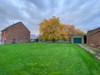 Immo Pické biedt U deze zeer ruime bouwgrond aan voor een open bebouwing van maar liefst 23a 38ca. Deze bouwgrond os geschikt voor een woning met een voorgevelbreedte van ongeveer 12m en een bouwdiepte op het gelijkvloers van 15m. Bouwvrije strook van 3m aan beide kanten van de op te richten woning. Voor verdere informatie, aarzel zeker niet het kantoor te contacteren.