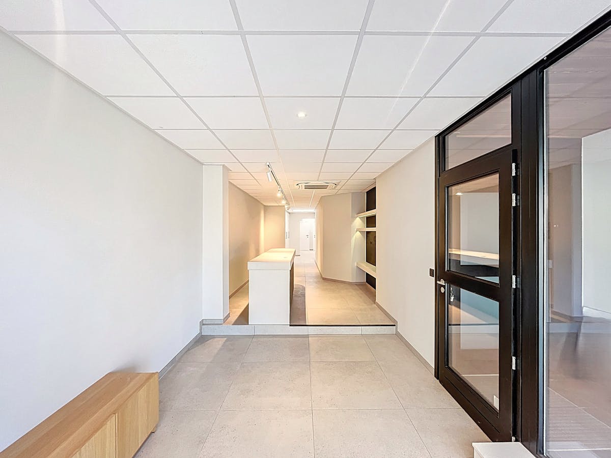 Moderne handelsruimte/kantoor te huur in het centrum van Eeklo - foto 2