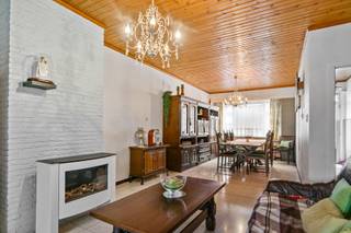 Te renoveren stadswoning met twee slaapkamers gelegen op een perceel van 510 m².<br /><br />Indeling en omschrijving:<br />U betreedt deze woning via de inkomhal. Vooraan bevindt zich de woonkamer, die aansluit op de keuken. Dankzij de aangename lichtkoepel geniet de keuken van natuurlijk lichtinval. De keuken is praktisch ingericht en uitgerust met boven- en onderkasten, kookvuur, dampkap, dubbele spoelbak, koelkast, diepvriezer en oven. Van hieruit heeft u tevens toegang tot de praktische kelder. Achteraan de woning bevindt zich de badkamer, voorzien van een douche, toilet en lavabo. Op de eerste verdieping bevinden zich de twee slaapkamers. Een bijkomende troef is de zeer praktische wegenis langs de linkerzijde van het perceel. De woning is gelegen op een ruim perceel van 510 m² en bevindt zich in het centrum van Herentals, met winkels, voorzieningen en andere faciliteiten op korte afstand. <br /><br />Extra info: <span>EPC 897 kWh/ (m² jaar) label F I infoplicht: Gvg, Wg, Gvv, Gvkr, Gmo I watertoets: P-score: A I G-score: A.<br /><br />Renovatieverplichting residentiële gebouwen van toepassing (label F). Meer info: https://www.vlaanderen.be/een-woning-kopen/renovatieverplichting-voor-residentiele-gebouwen.<br /></span>