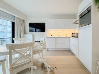 À quelques pas de la très animée de la place Rubens et de la plage de Knokke, vous trouverez ce studio charmant et lumineux. <br /><br />Disposition :<br />Vous entrez par un hall d'entrée avec vestiaire. L'espace de vie confortable et lumineux s'ouvre sur une terrasse orientée à l'ouest. <br />La cuisine ouverte et entièrement équipée s'intègre parfaitement à l'espace de vie. En outre, le studio dispose d'un coin nuit séparé et<br />d'une salle de bains avec baignoire et toilettes.<br /><br />Atouts supplémentaires : cave privée incluse et local à vélos commun disponible dans l'immeuble.<br />Possibilité de louer une place de parking dans la même résidence et d'acheter une place de parking/garage box à proximité !<br /><br />Un pied-à-terre idéal en bord de mer ou un investissement intelligent !<br /><br />Pour plus d'informations, veuillez nous contacter au 050 62 44 14 ou par email à knokke@immax.be.