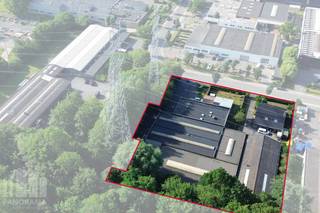 <strong>Uitzonderlijke bedrijfssite van 5.530 m² te koop</strong> langs de <strong>Lieven Bauwensstraat</strong> in de <strong>industriezone Waggelwater te Brugge</strong>.<br /><br />Deze bedrijfssite geniet een absolute topligging in één van de meest gegeerde bedrijvenzones van Brugge. <br /><br />De site heeft een totale oppervlakte van 5.530 m² en is momenteel bebouwd met in totaal ca. 2.847 m², bestaande uit twee woningen, diverse loodsen, kantoorruimtes en een showroom. Dankzij de ruime perceeloppervlakte biedt deze eigendom tal van mogelijkheden voor toekomstige bedrijfsactiviteiten of herontwikkeling.<br /><br />Daarnaast beschikt de site over een ruime parkeergelegenheid op eigen terrein en geniet ze van een uitstekende bereikbaarheid dankzij de vlotte verbinding met de Expresweg (N31), de E40 en de Brugse binnenhaven.<br /><br />De verkoop gebeurt <strong>via een aandelentransactie.</strong><br />De vooropgestelde waarde (€ 2.500.000) is de vastgoedwaarde, deze zal gebruikt worden als basis voor de berekening van de waarde van de aandelen.<br /><br />EPC-attesten:<br />20260623-0030726811-NR-1 (industrieel gedeelte met kantoren en showroom)<br />20260621-0003899427-RES-1 (woning 1)<br />20260624-0003902559-RES-1 (woning 2)<br /><br />Contacteer <strong>PANORAMA B2B</strong> voor inlichtingen, plannen of een vrijblijvend plaatsbezoek via <strong>0479 70 70 73</strong>.