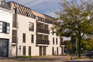Modern gelijkvloersappartement met inkomhal, toilet, woonkamer opgedeeld in zithoek en eethoek met open keuken, berging/technische ruimte, 2 slaapkamers, badkamer. Dit appartement heeft een terras en een klein privétuintje. Er is een ondergrondse parkeergarage met autostaanplaatsen en bergingen. Elke koper moet een autostaanplaats en berging bij aankopen. De afwerking van dit appartement werd reeds gekozen. Het appartement kan binnenkort bezocht worden als modelappartement.<br />Kopers die hiervoor in aanmerking komen kunnen aankopen onder 6% BTW.
