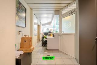 In de Generaal Baron Jacquesstraat, pal in het bruisende centrum van Diksmuide, bevindt zich dit veelzijdig handelsgelijkvloers met een bewoonbare oppervlakte van 184 m². Dankzij de centrale ligging bevindt u zich op wandelafstand van een uitgebreid aanbod aan winkels, waaronder een bakkerij, slager, supermarkt en meer.<br /><br />Indeling van het appartement: Inkomhal, onthaalruimte en 5 afzonderlijke bureauruimtes.<br /><br />Technische kenmerken: Dakisolatie (18 cm minerale wol), ramen in combinatie van dubbel glas en hoogrendementsglas, muren geïsoleerd (4 cm).<br /><br />Bent u op zoek naar een veelzijdig handelsgelijkvloers in het hart van de stad?<br /><br />Aarzel niet en plan vandaag nog uw bezoek. Dit is een zeldzame opportuniteit in het centrum van Diksmuide.<br /><br />Momenteel is het handelspand verhuurd voor €1466/maand. Dat is een nettorendement van 5,6%, wat het zeer interessant maakt voor investeerders. <br /><br />