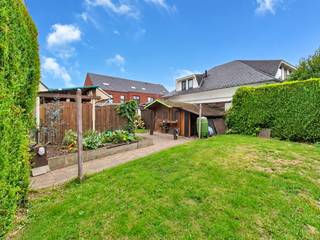 <p>Deze ruime woning is gelegen in de Buerstedewijk, richting Hemiksem, en geniet van een vlotte bereikbaarheid dankzij de nabijheid van openbaar vervoer en belangrijke verbindingswegen.</p>
<p>Via de inkomhal met gastentoilet komt u terecht in de aangename leefruimte. Aansluitend bevindt zich de ruime veranda, die voor veel natuurlijk licht zorgt en uitkijkt op de gezellige tuin. De keuken werd vernieuwd in 2021 en biedt toegang tot de praktische kelder.</p>
<p>Buiten beschikt de woning over een aangename tuin waar u in alle rust van de zon kunt genieten. De tuin bevindt zich in bouwzone, wat de mogelijkheid biedt om uit te bouwen (mits goedkeuring van Stedenbouw).</p>
<p>Op de eerste verdieping bevinden zich drie volwaardige slaapkamers en een badkamer uitgerust met ligbad, toilet en wasmeubel.</p>
<p>De tweede verdieping biedt nog een bijzonder ruime vierde slaapkamer. Dankzij de royale oppervlakte kan deze perfect worden opgedeeld in twee afzonderlijke ruimtes, ideaal als extra slaapkamer, bureau of hobbyruimte.</p>
<p>Ook aan parkeergelegenheid geen gebrek: de wagen kan eenvoudig geparkeerd worden in de garage of op de eigen oprit. Via de garage is er ook een afzonderlijke toegang tot de woning.</p>
<p>Troeven:</p>
<ul>
<li>Zonnepanelen</li>
<li>Thuisbatterij</li>
<li>Residentiële wijk</li>
<li>Vlakbij verbindingswegen</li>
<li>Veel vernieuwd de laatste jaren</li>
</ul>
<p></p>
<p>Deze woning is te koop ZONDER makelaar via het concept van Smart Houses! Wenst u verdere inlichtingen of een bezoek? Contacteer rechtstreeks de eigenaar via +32494177413</p>