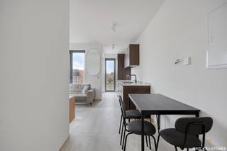 <p>Dit volledig bemeubeld, energiezuinig nieuwbouw appartement met twee ruime slaapkamers.<br />Aangename en lichtrijke leefruimte dankzij de grote raampartijen. Aansluitend vinden we een volledig geïnstalleerde keuken voorzien van kwalitatieve inbouwtoestellen en praktische kastruimte. Aansluitend bevindt zich een ruim en zonnig terras, ideaal om in alle rust te genieten. Ingerichte badkamer voorzien van inloopdouche, wastafel en toilet.<br /><br />Zeer centraal gelegen, vlakbij alle invalswegen.<br /><br />De architectuur ademt kwaliteit en duurzaamheid uit. Elk appartement beschikt over een doordachte indeling, zonovergoten terrassen en hedendaagse afwerking. Warmtepompen en zonnepanelen zorgen voor een energiezuinige en toekomstgerichte woonervaring.<br /><br />Troeven:<br />-Volledig gemeubeld – voorzien van huisraad<br />-Open keuken met moderne toestellen<br />-Lage algemene kosten<br />-Gelegen vlakbij het water<br />-Vlotte verbinding met openbaar vervoer, winkels en horeca</p>